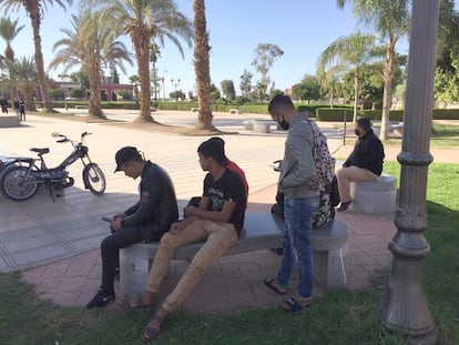 Un grupo de jóvenes marroquíes que desean emigrar a Canarias, sentados en una plaza de El Kelaa des Sraghna, el lunes 9 de noviembre.
