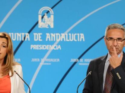 Susana D&iacute;az, junto al portavoz del Gobierno, Miguel &Aacute;ngel V&aacute;zquez.