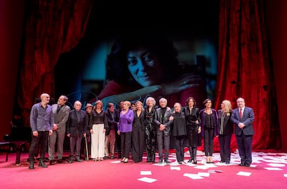 Foto de familia en el homenaje a la escritora Almudena Grandes en el teatro María Guerrero, a 7 de noviembre de 2022.
