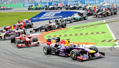 Vettel encabeza el grupo instantes después de la salida.