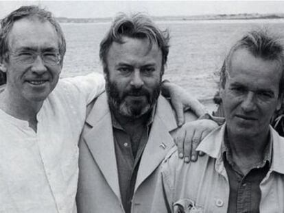 Los escritores Ian McEwan, Christopher Hitchens y Martin Amis.