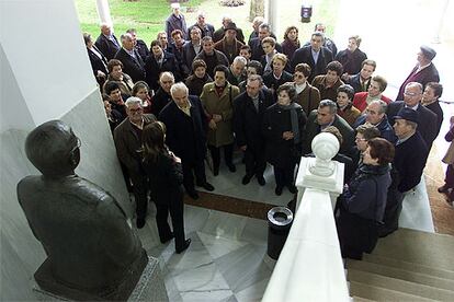 Un grupo de visitantes, ante el busto de Blas Infante instalado en el Parlamento andaluz.