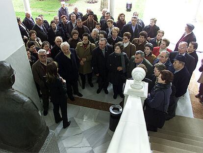 Un grupo de visitantes, ante el busto de Blas Infante instalado en el Parlamento andaluz.