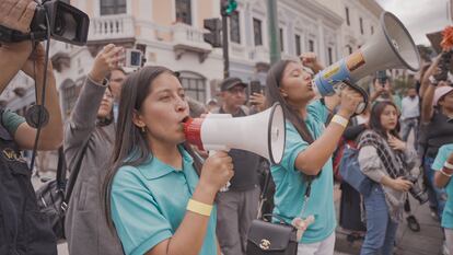 Jamileth Jurado de 16 años  tomá el micrófono frente a la Asamblea Nacional ecuatoriana. 