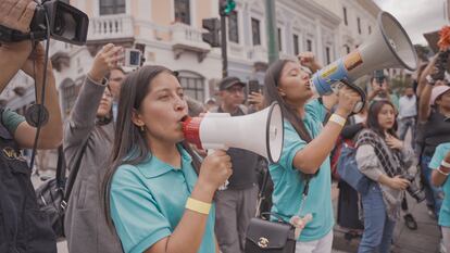 Jamileth Jurado de 16 años tomá el micrófono frente a la Asamblea Nacional ecuatoriana.