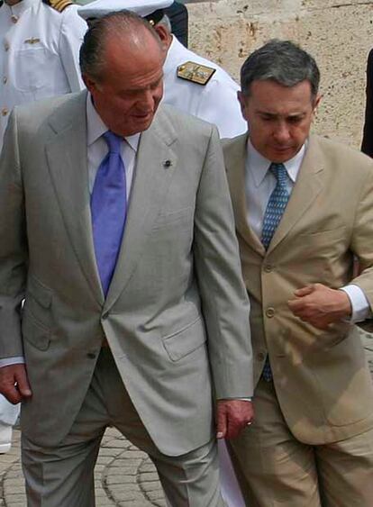 El Rey Juan Carlos y el presidente de Colombia, Alvaro Uribe, minutos antes de iniciarse la primera sesión. Ambos intervienen en el homenaje a García Márquez.