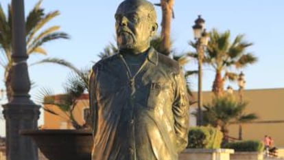 Estatua de Fernando Quinones en La Caleta, Cádiz.