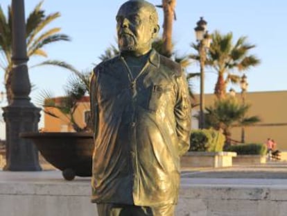 Estatua de Fernando Quinones en La Caleta, Cádiz.