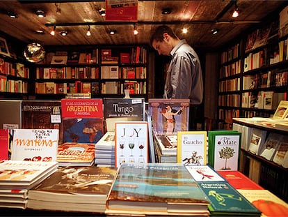 Librería Clásica y Moderna, en Buenos Aires, con un escaparate de autores argentinos.