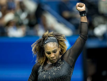 Serena Williams celebra su victoria contra Kovinic en la Arthur Ashe de Nueva York.