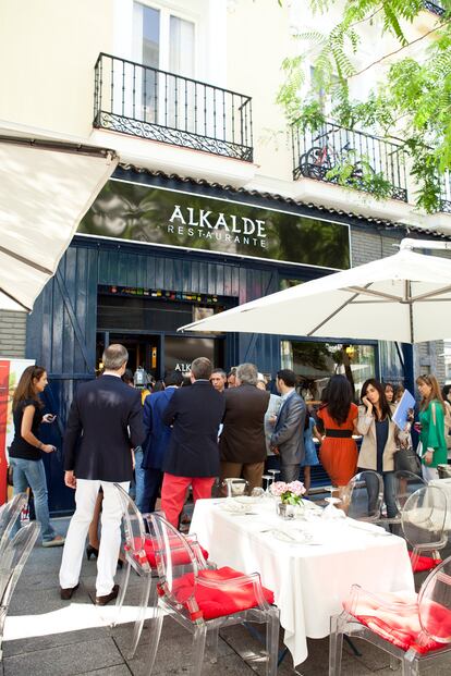 La gente se congregó alrededor del restaurante Alkalde para reponer fuerzas.