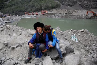 Familiares de las víctimas del desprendimiento de tierra producido el pasado sábado reaccionan en la zona del suceso, en Xinmo, provincia de Sichuan (China). 