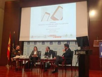 Javier Ruescas, Gemma Lluch y Jes&uacute;s Marchamalo (de izquierda a derecha) en una de las mesas redondas de la jornada sobre el libro en la Biblioteca Nacional.