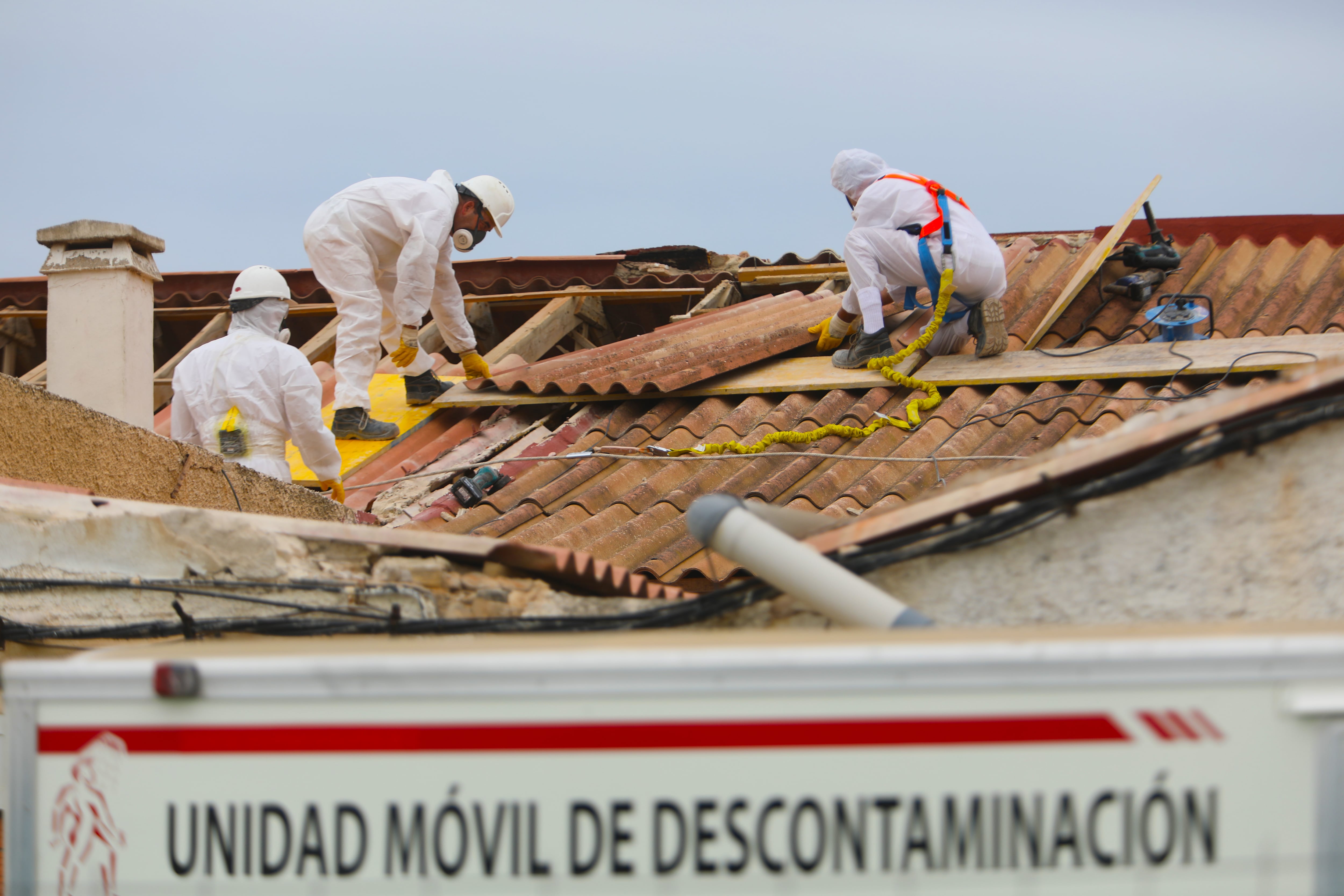 Operarios especializados en retirada de amianto en Guardamar del Segura (Alicante), en una imagen de archivo. 