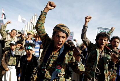 Simpatizantes del movimiento Houthi gritan consignas durante un mitin para conmemorar el 4º aniversario de la intervención militar liderada por los saudíes en la guerra de Yemen, en Saná.