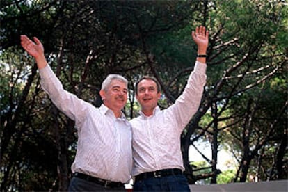 Pasqual Maragall (a la izquierda) y José Luis Rodríguez Zapatero, ayer en Gavà (Barcelona).