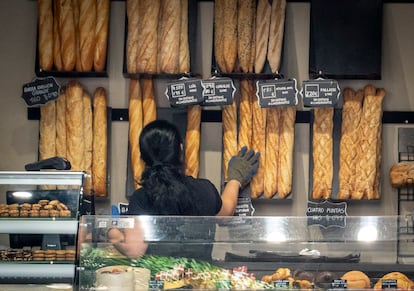 Una panadera trabaja en San Sebastián el 2 de septiembre de 2025