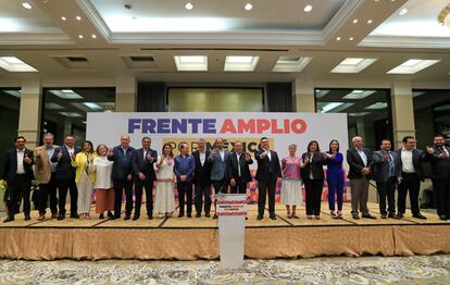 Integrantes del Frente Amplio por México en Ciudad de México, el 19 de junio.