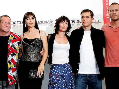 De izquierda a derecha, el director de cine Terry Gilliam y los actores Monica Bellucci, Lena Headey, Matt Damon y Heath Ledger, ayer en Venecia.