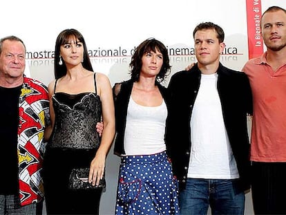 De izquierda a derecha, el director de cine Terry Gilliam y los actores Monica Bellucci, Lena Headey, Matt Damon y Heath Ledger, ayer en Venecia.