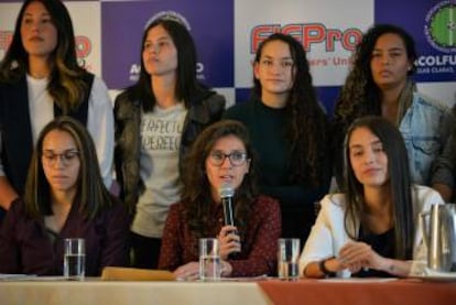 La capitana Natalia Gaitán, junto a otras futbolistas colombianas, denuncia discriminación. A la derecha, Isabella Echeverri.