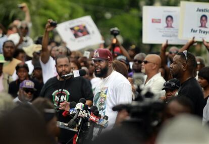 Tracy Martin, padre de Trayvon Martin, habla durante la protesta convocada en Miami.