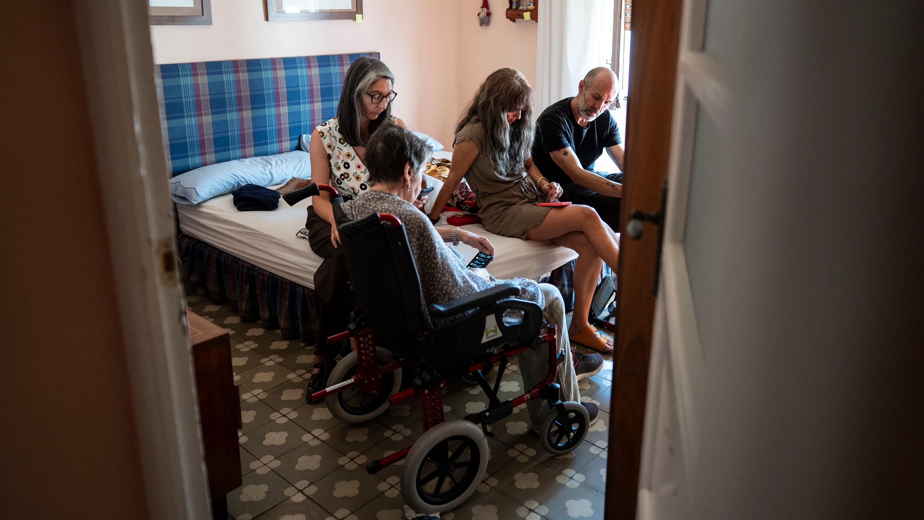 Maricarmen espera en su casa, antes del desahucio.