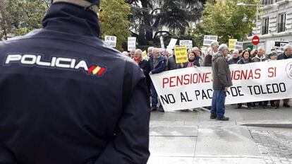 Un grupo de pensionistas se manifiesta en defensa de las pensiones.