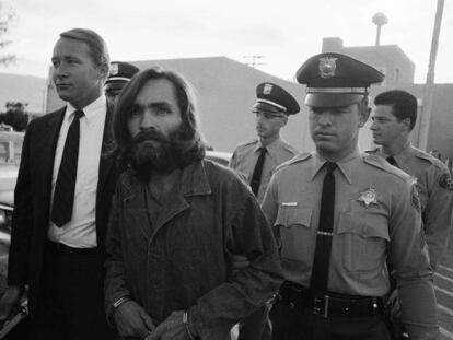 Charles Manson, escoltado al juzgado en 1969.