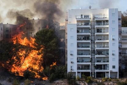 Incendio frente a una zona residencia en Haifa (Israel). Decenas de miles de personas han tenido que evacuar sus casas. 