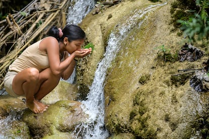 Karla Rojas se asea y bebe en el río de San Andrés de los Indios, que pasa junto a su bohío en la Comunidad de La Escondida, en la provincia de Guantánamo. A sus 16 años, aún no sabía que acababa de quedar embarazada.