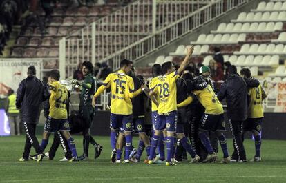 Los jugadores del UD Las Palmas celebran la clasificación