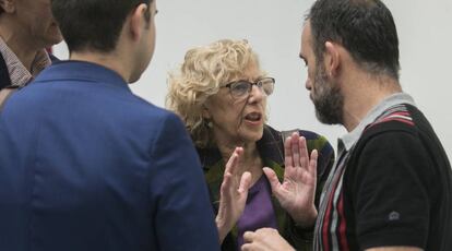 La alcaldesa de Madrid Manuela Carmena llega al pleno del Ayuntamiento.