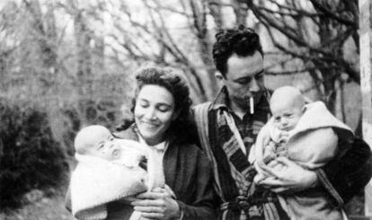 Francine y Albert Camus con los gemelos en Bougival, en noviembre de 1945.