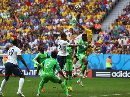 El portero Enyeama falla en su intento de despeje en la acci&oacute;n que acab&oacute; con el 1-0 de Pogba