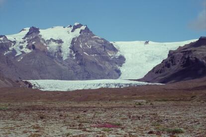 Las lenguas son extesiones de hielo que se precipitan entre las cordilleras que forman los glaciares. La de Vatnajokull es una de la más famosas, y los turistas suelen realizar travesías a través de ella.