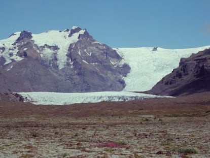 Las lenguas son extesiones de hielo que se precipitan entre las cordilleras que forman los glaciares. La de Vatnajokull es una de la más famosas, y los turistas suelen realizar travesías a través de ella.