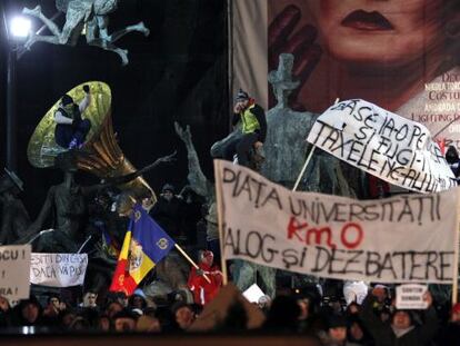Protestas contra el presidente Traian Basescu, en la plaza de la Universidad de Bucarest, Ruman&iacute;a, el pasado 16 de enero de 2012.