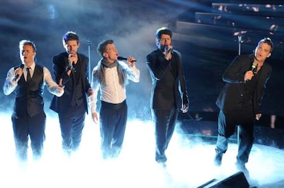 Desde la izquierda, Barlow, Orange, Owen, Donald y Williams, en su reencuentro en 2011. Abajo, la 'boy band' en sus inicios.