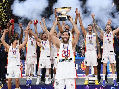 Rudy Fernández levanta el trofeo de campeones del Eurobasket.