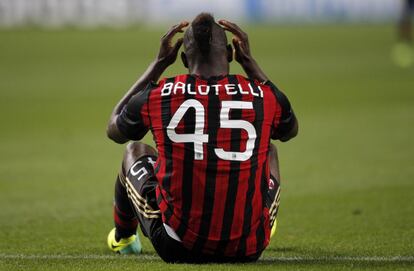 Mario Balotelli se lamenta de una ocasión.