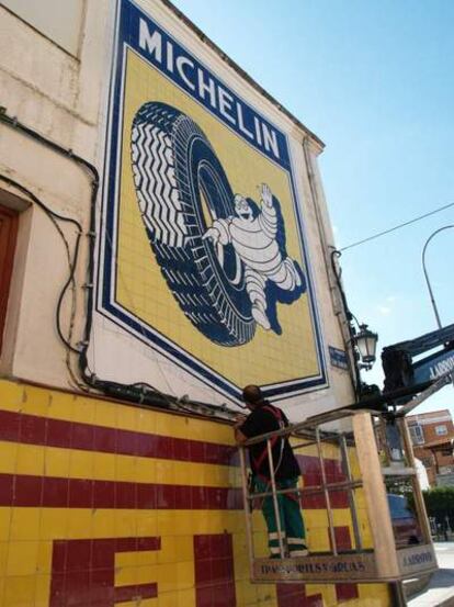 La restauración del anuncio de Michelin, en la esquina del paseo de San Damián con la calle Constitución, en Navalcarnero. Es el mural de azulejos de este tipo más grande de España.