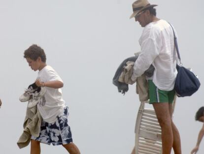 Felipe Marichalar junto a su padre, durante sus &uacute;ltimas vacaciones en Sotogrande.