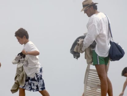 Felipe Marichalar junto a su padre, durante sus últimas vacaciones en Sotogrande.