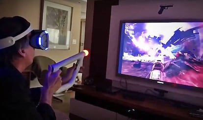 Bolsonaro joga videogame em realidade virtual.