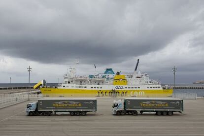 Carregament de fems al port de Ciutadella per portar cap a Alcúdia.