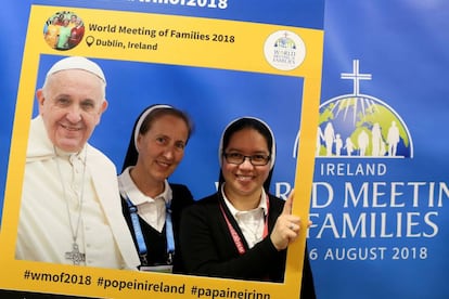 Unas monjas posan junto a una foto del Papa en Dublín (Irlanda).