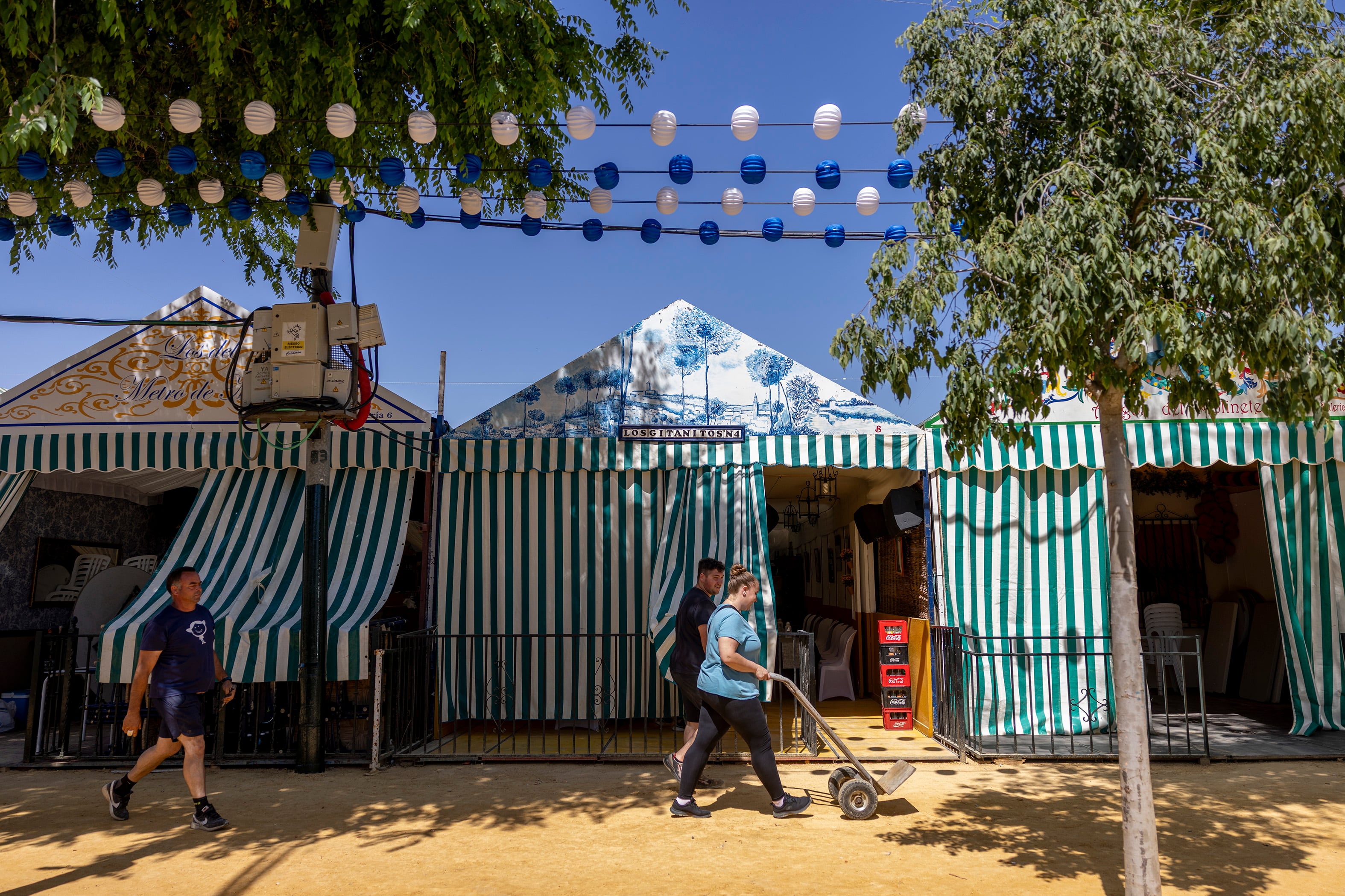 Últimos preparativos antes del inicio de la feria de Alcalá de Guadaíra en Sevilla, el pasado miércoles.