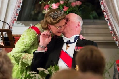 Sonia besa a Harald durante la cena de gala. Juntos han vivido una gran historia de amor. Él estuvo dispuesto a renunciar al trono por ella.