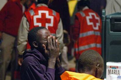 Dos de los inmigrantes rescatados tras caer al mar frente a Fuerteventura la noche del jueves.